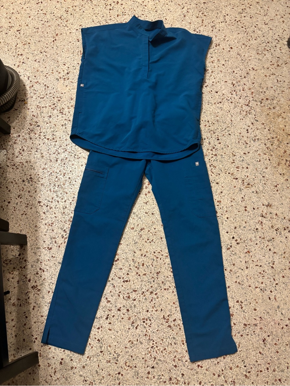 Figs Caribbean blue XXS top and XXS/P bottoms scrub set